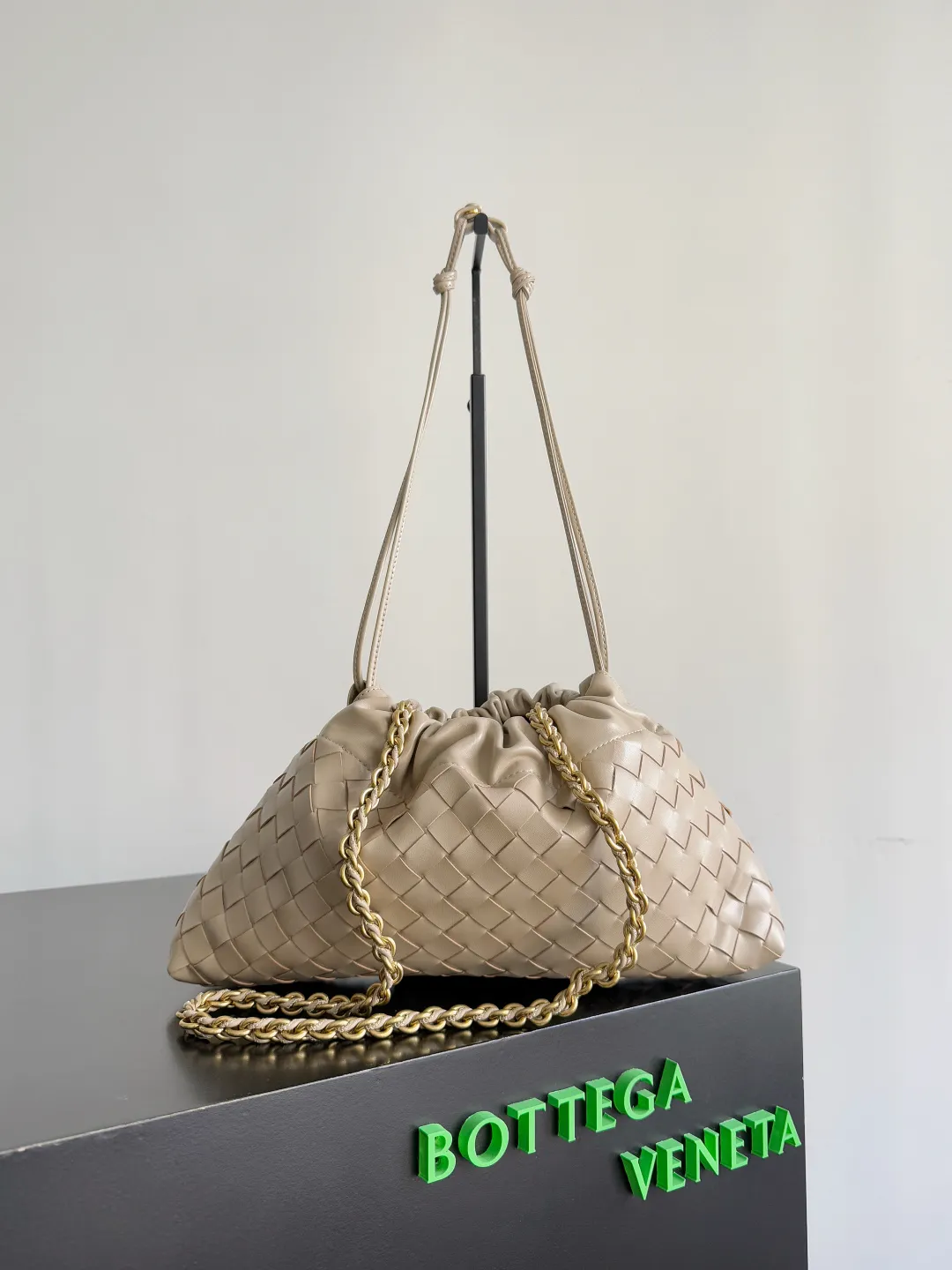 Batch 1680 BOTTEGA VENETA 2025 new women's Dustbag Notte clutch. Dustbag, which has been very popular since its launch, has a chain clause! ! The hand-carrying method is reminiscent of the classic bag type Pouch , light and elegant, the reserved drawstring design allows the bag to be used as an armpit bag, and the chain is longer, which is very suitable for sisters who like to free their hands and carry cross-body backpacks. No matter which way you carry it, you can change the back according to the occasion and your mood that day. It can make the overall outfit more fashionable🪄🪄The body of the bag has also been widened. It is the rainy season and the weather is hot. The bag can easily accommodate a small umbrella and water bottle. The lining is made of nylon, which is light and comfortable to carry, and is very suitable for summer use. Style number: 839394 Size: 33*19*8cm